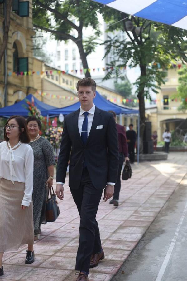 Thầy giáo Tây điển trai dự lễ khai giảng trường THPT Việt Đức-1