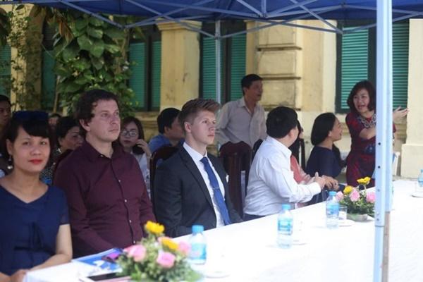 Thầy giáo Tây điển trai dự lễ khai giảng trường THPT Việt Đức-2
