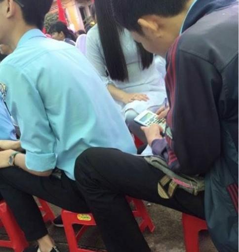 Nam sinh dự lễ khai giảng vẫn mang sách vở đi học bài-1