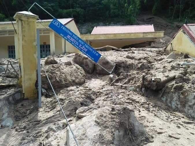 Thanh Hóa: Vừa ngủ dậy, lũ ập đến, gần 50 học sinh tháo chạy-18