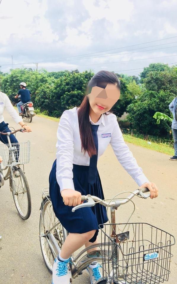 Bị đồn bán dâm giá trăm triệu/ lượt, có ai ngờ MC C.V ở lại sở hữu gương mặt và style chân phương đến thế-2