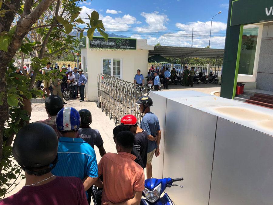 Hai thanh niên bịt mặt, nổ súng cướp ngân hàng ở Khánh Hòa-1