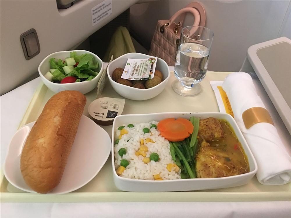 Á hậu Thư Dung vô cùng an nhiên, vui vẻ ăn uống dù sức nóng từ nghi án bán dâm nghìn đô đang đỉnh điểm-5