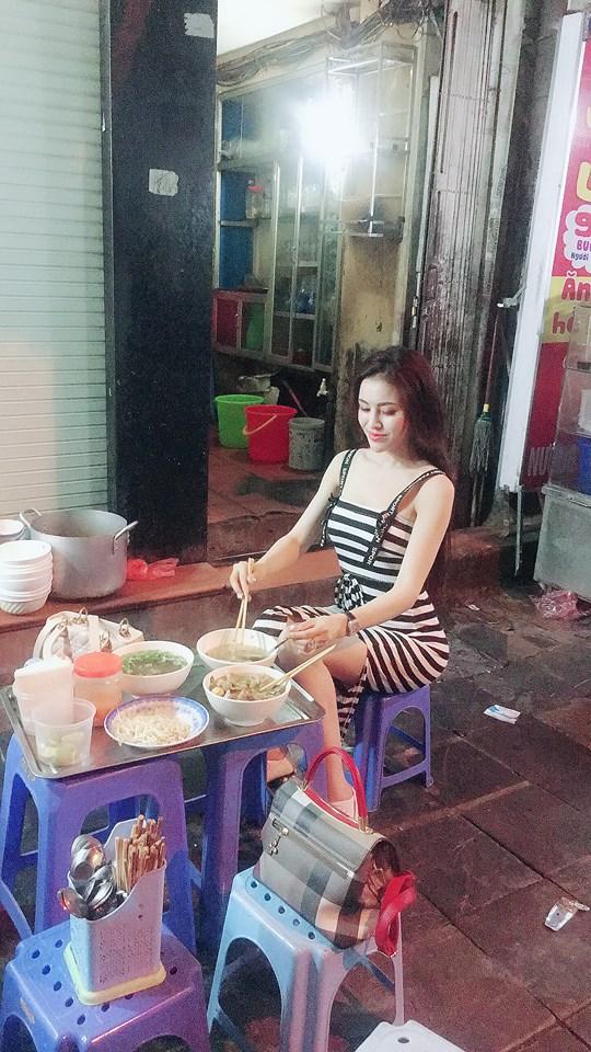 Á hậu Thư Dung vô cùng an nhiên, vui vẻ ăn uống dù sức nóng từ nghi án bán dâm nghìn đô đang đỉnh điểm-7