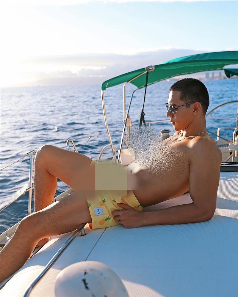 Ai bảo chỉ có chị em showbiz nghiện khoe thân, cứ gặp Quốc Thiên - Hoàng Ku sẽ biết thế nào là tắt điện-12