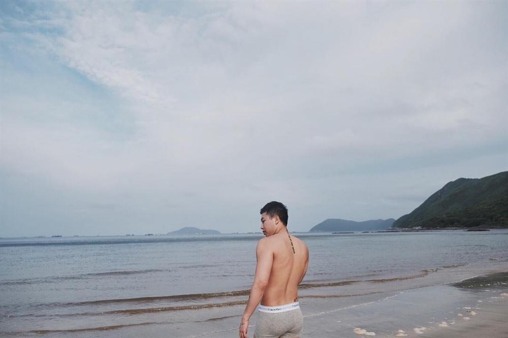 Ai bảo chỉ có chị em showbiz nghiện khoe thân, cứ gặp Quốc Thiên - Hoàng Ku sẽ biết thế nào là tắt điện-6