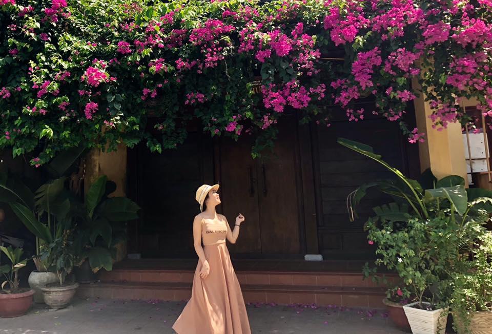 Du khách rộn ràng check-in với giàn hoa giấy đẹp lịm tim ở Hội An-3