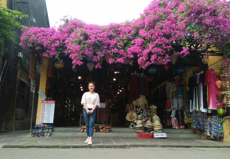 Du khách rộn ràng check-in với giàn hoa giấy đẹp lịm tim ở Hội An-4