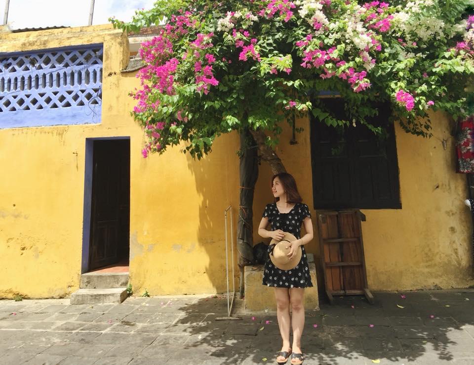 Du khách rộn ràng check-in với giàn hoa giấy đẹp lịm tim ở Hội An-6