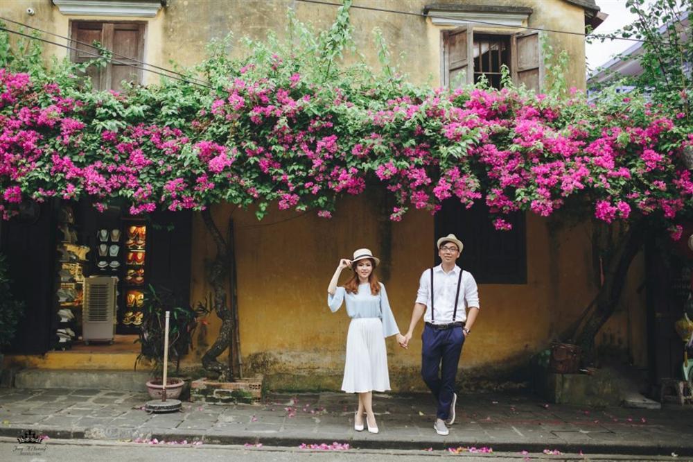 Du khách rộn ràng check-in với giàn hoa giấy đẹp lịm tim ở Hội An-8