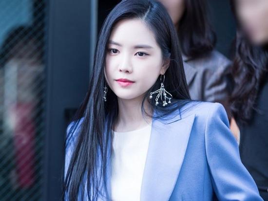 Fan tấm tắc khen ngợi: Chỉ có Naeun (Apink) mới có thể biến quần áo nhạt nhẽo trở nên tỏa sáng như thế