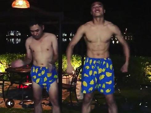 Bùi Tiến Dũng khiến dân mạng 'bấn loạn' với khoảnh khắc nhảy xuống hồ bơi xin lỗi Đức Chinh