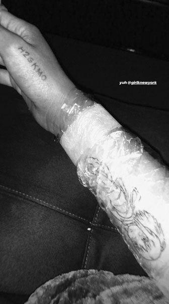 Mắt tròn mắt dẹt với bộ sưu tập hơn 20 hình xăm lớn nhỏ của Ariana Grande-1