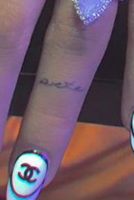 Quá nôn nóng để có hình xăm 7 Rings trên tay Ariana Grande lâm vào cảnh  dở khóc dở cười