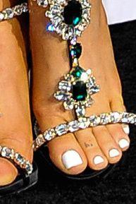 Mắt tròn mắt dẹt với bộ sưu tập hơn 20 hình xăm lớn nhỏ của Ariana Grande-6