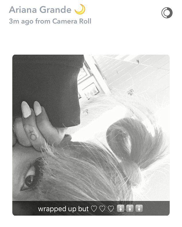 Mắt tròn mắt dẹt với bộ sưu tập hơn 20 hình xăm lớn nhỏ của Ariana Grande-14