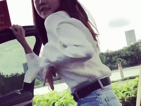 Ngọc Trinh gây sốt với clip xuống đường nhảy sexy, vừa uốn éo vừa đuổi theo xe hơi