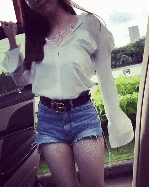 Ngọc Trinh gây sốt với clip xuống đường nhảy sexy, vừa uốn éo vừa đuổi theo xe hơi-4