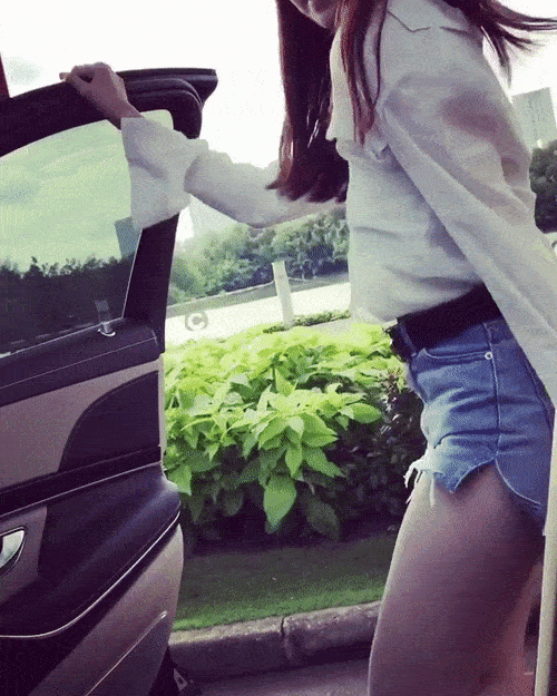 Ngọc Trinh gây sốt với clip xuống đường nhảy sexy, vừa uốn éo vừa đuổi theo xe hơi-3