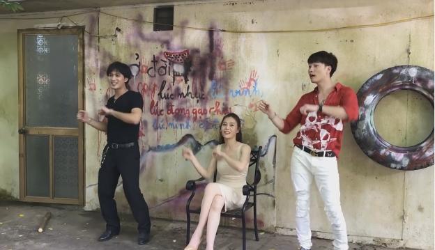 Những hình ảnh không được lên sóng của dàn gái ngành trong Quỳnh Búp Bê-2