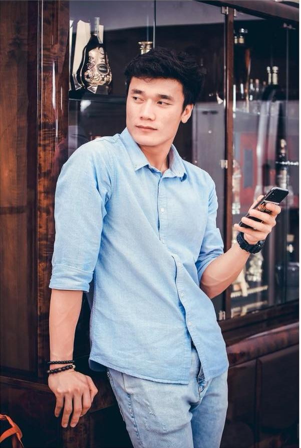 Thủ môn Bùi Tiến Dũng may mắn không sa lưới tình của Á hậu Thư Dung-2