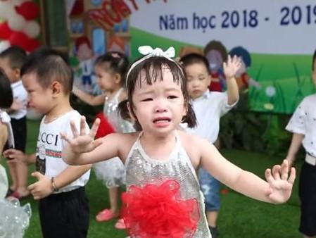 Bé trai mẫu giáo số hưởng được 6 cô giáo xinh đẹp phục vụ và sự thật bất ngờ-5