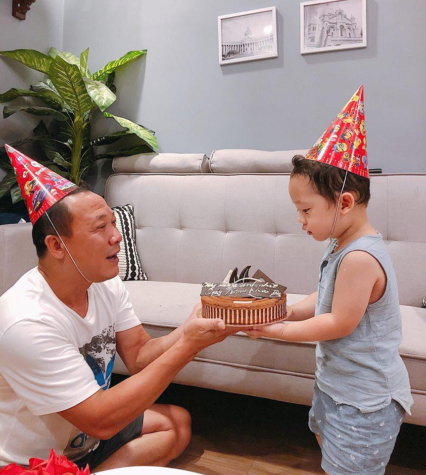 Thủ môn quốc dân Bùi Tiến Dũng bị lép vế khi cởi trần khoe body cùng 500 anh em cầu thủ-5