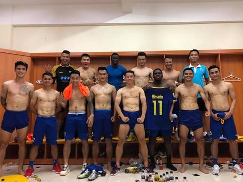 'Thủ môn quốc dân' Bùi Tiến Dũng bị 'lép vế' khi cởi trần khoe body cùng 500 anh em cầu thủ