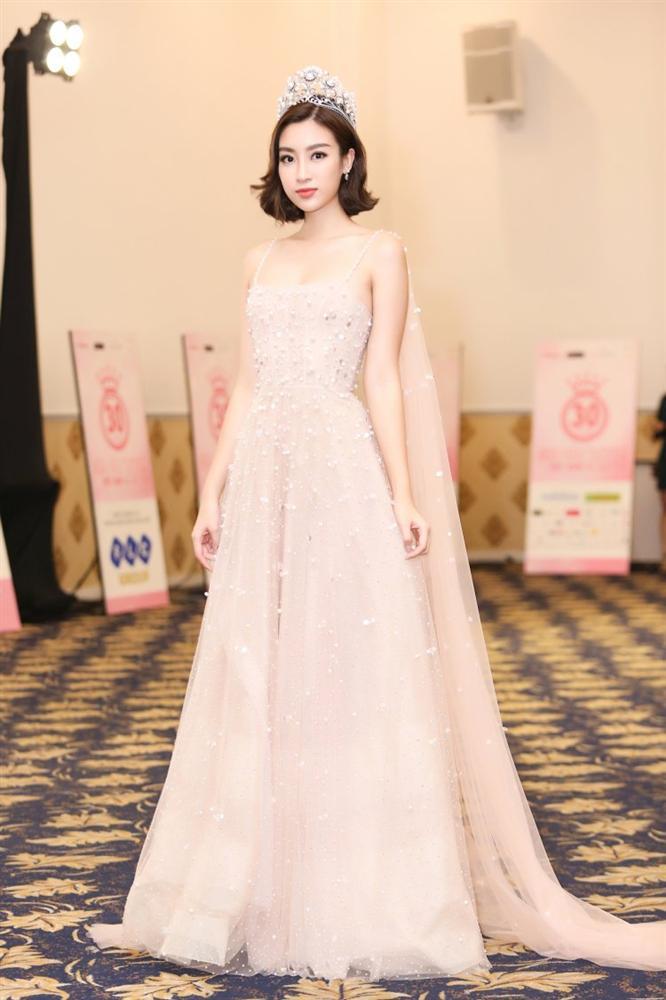 Kỳ Duyên dát hàng hiệu 600 triệu đồng - Nhã Phương lộng lẫy như cô dâu càn quét thảm đỏ tuần qua-3