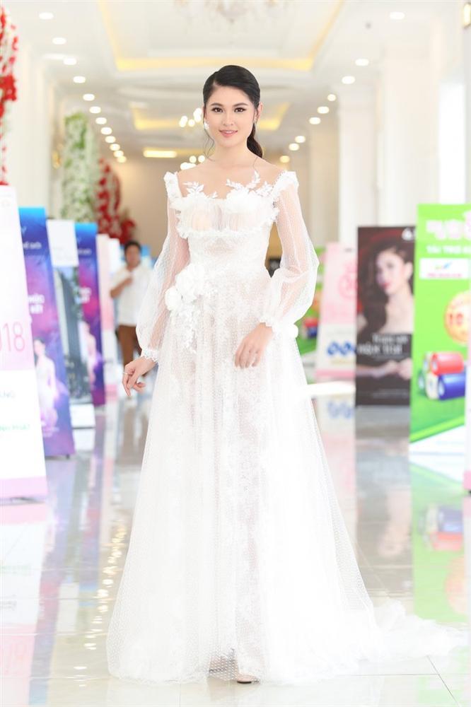 Kỳ Duyên dát hàng hiệu 600 triệu đồng - Nhã Phương lộng lẫy như cô dâu càn quét thảm đỏ tuần qua-7