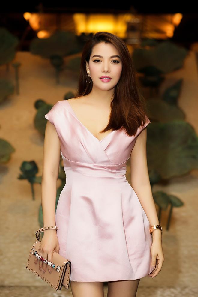 Kỳ Duyên dát hàng hiệu 600 triệu đồng - Nhã Phương lộng lẫy như cô dâu càn quét thảm đỏ tuần qua-9