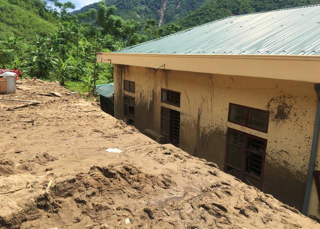 Thanh Hóa: Vừa ngủ dậy, lũ ập đến, gần 50 học sinh tháo chạy-14