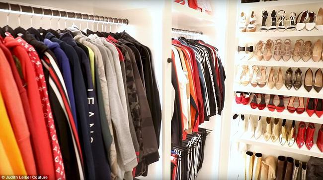 Lóa mắt với tủ quần áo toàn đồ hiệu sang chảnh của bà mẹ 62 tuổi hot nhất Hollywood-8