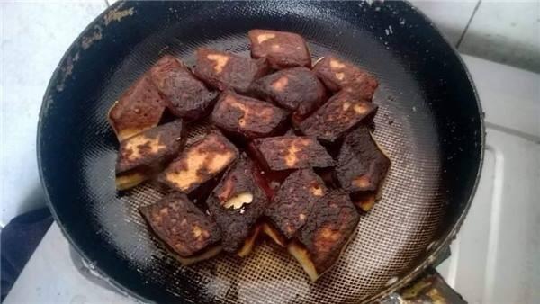 Chỉ vì bố chồng không thích ăn da gà mà cô gái có màn vặt lông gà khiến hội chị em thất kinh-5