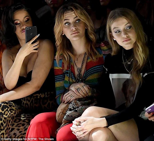 Paris Hilton mặc phản cảm khi đi xem thời trang-4