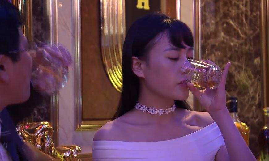 Quỳnh Búp Bê tiếp khách chuyên nghiệp, đánh My Sói lên bờ xuống ruộng-1