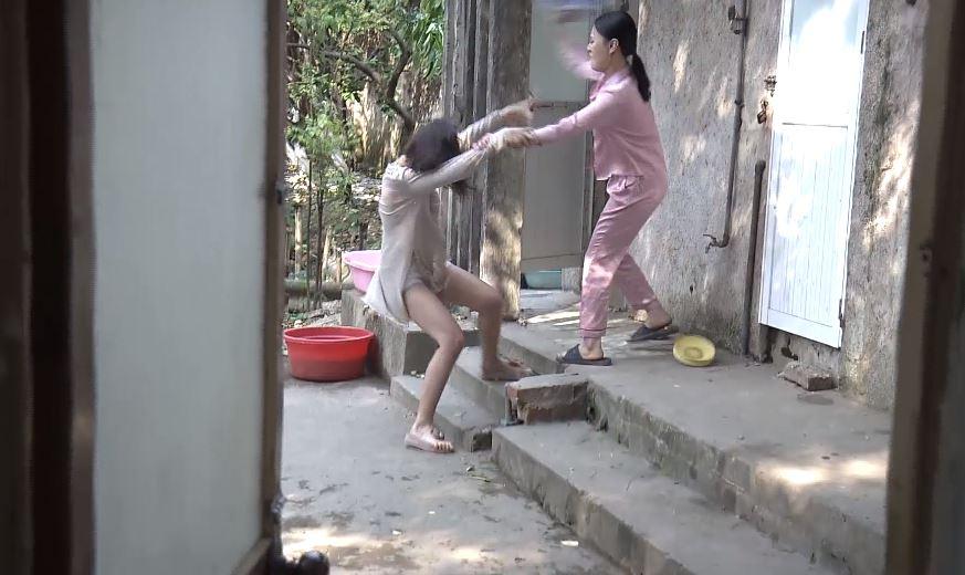 Quỳnh Búp Bê tiếp khách chuyên nghiệp, đánh My Sói lên bờ xuống ruộng-4