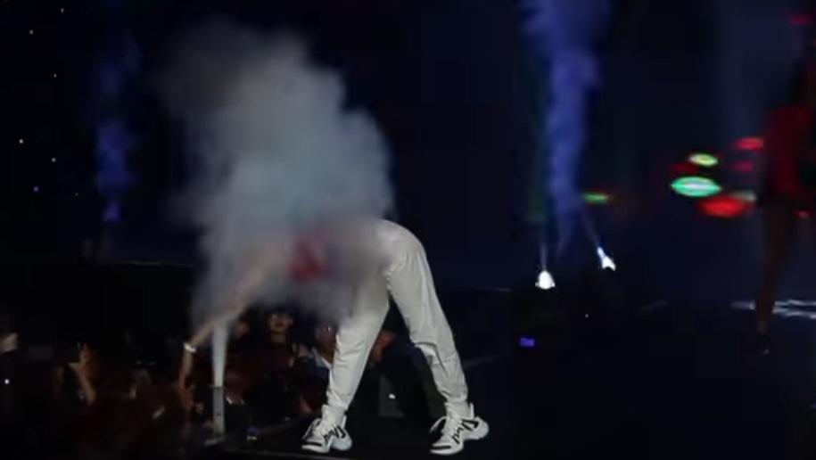 Bị pháo khói phụt giữa mặt, Đông Nhi vẫn mỉm cười hát hết ca khúc-3