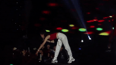 Bá» pháo khói phụt giữa mặt, Äông Nhi vẫn má»m cưá»i hát hết ca khúc-1