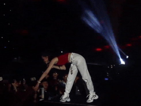 Đẹp thì có đẹp nhưng pháo sáng sân khấu khiến nhiều nghệ sĩ gặp tai nạn từ dở khóc dở cười cho tới nguy hiểm!-8