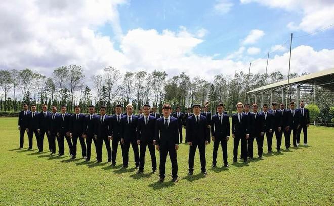 Đăng ảnh diện vest bảnh bao, dàn cầu thủ U23 khiến người hâm mộ nhìn nhầm tưởng nhóm nhạc nào sắp debut-1