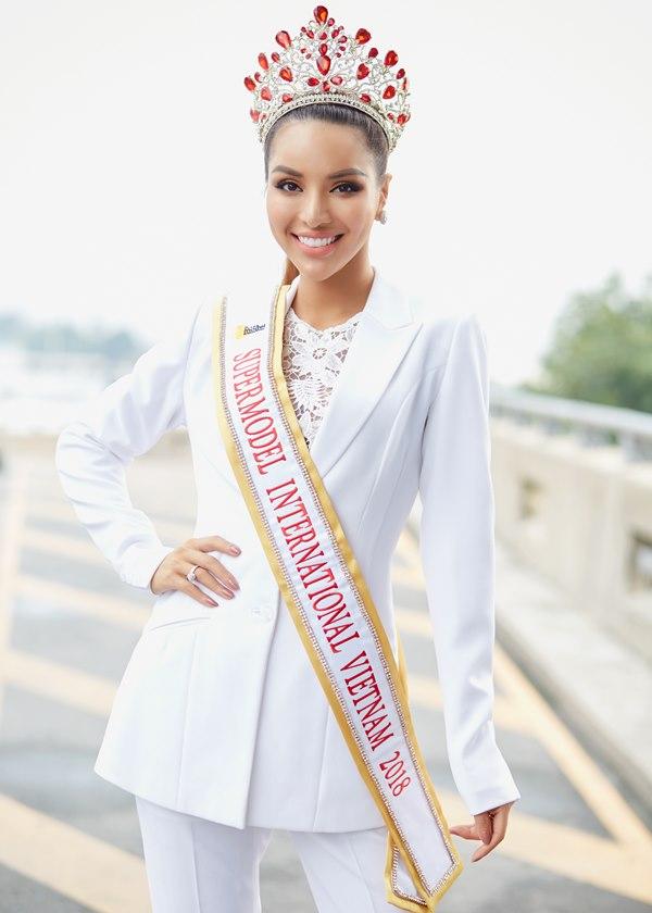 Khả Trang mang tận 10 vali lên đường thi Siêu mẫu quốc tế 2018-8