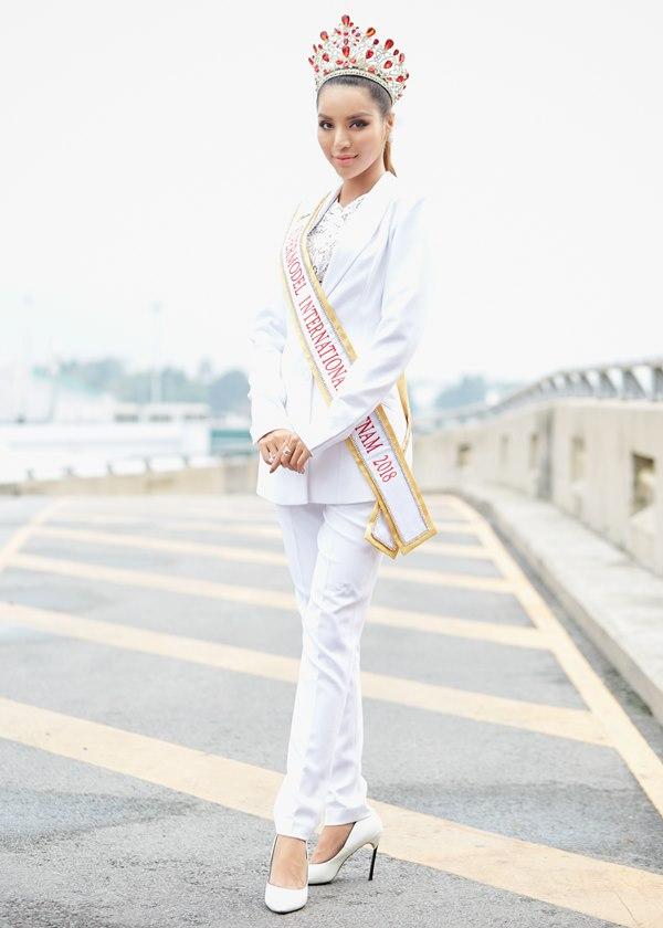 Khả Trang mang tận 10 vali lên đường thi Siêu mẫu quốc tế 2018-9