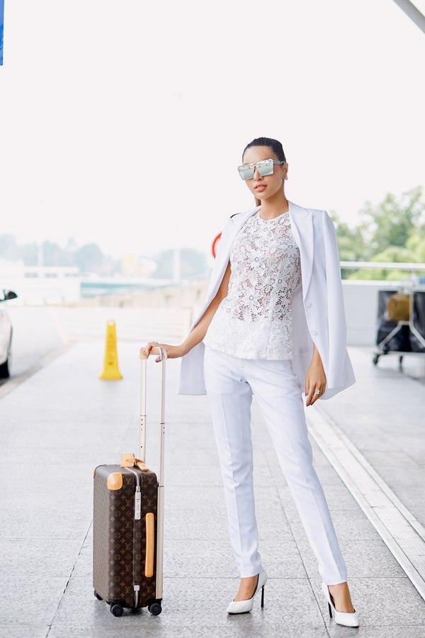 Khả Trang mang tận 10 vali lên đường thi Siêu mẫu quốc tế 2018-10