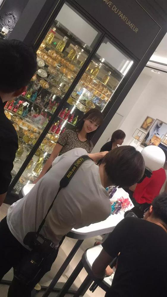 Liên tục bị dìm hàng khi dự sự kiện, Nguỵ Anh Lạc Ngô Cẩn Ngôn lại được khen khi chụp camera thường-1