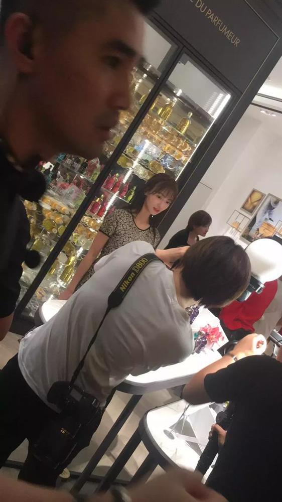 Liên tục bị dìm hàng khi dự sự kiện, Nguỵ Anh Lạc Ngô Cẩn Ngôn lại được khen khi chụp camera thường-2