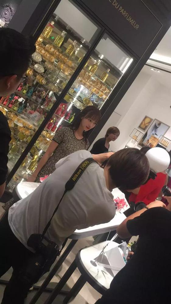 Liên tục bị dìm hàng khi dự sự kiện, Nguỵ Anh Lạc Ngô Cẩn Ngôn lại được khen khi chụp camera thường-3