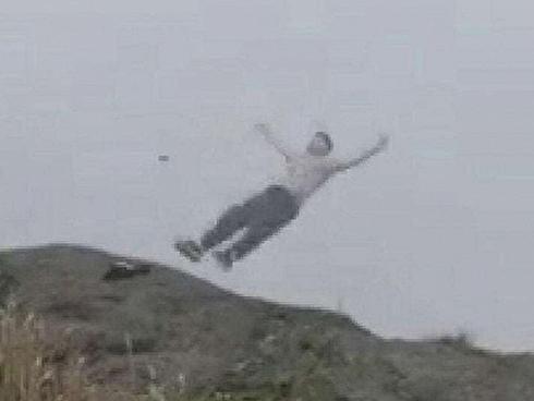 Cô gái trẻ gieo mình tự tử từ đỉnh núi, du khách sốc nặng