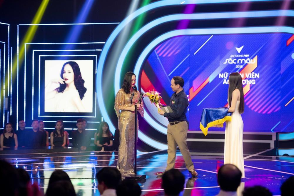 Xuất hiện rạng rỡ sau khi sinh, Lan Phương lần đầu nhận giải thưởng lớn từ vai phản diện-1