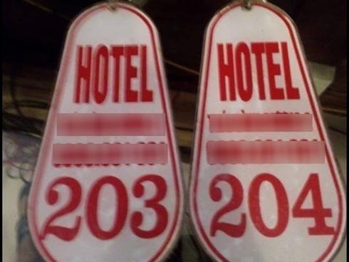 Bắt quả tang bạn gái cùng trai lạ vào nhà nghỉ, chàng trai chỉ cúi đầu im lặng và lý do vô cùng bất ngờ